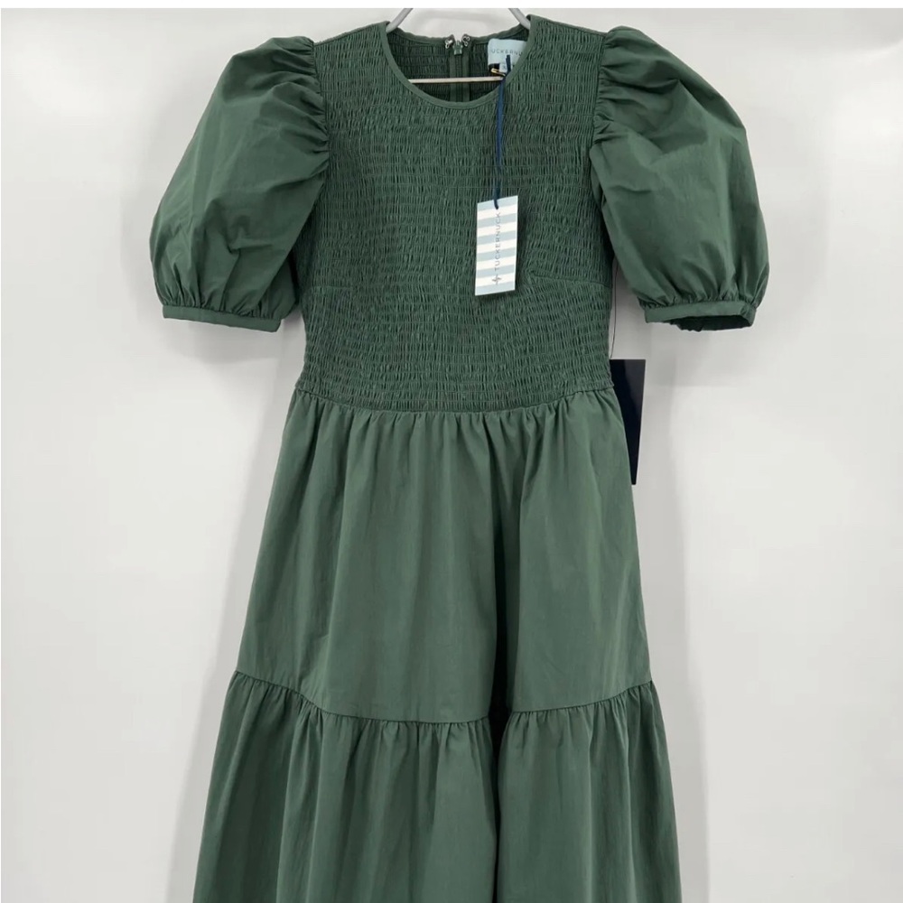 (no longer has tags) 70% cotton, 27% nylon, 3% spandex Puff sleeves Midi length